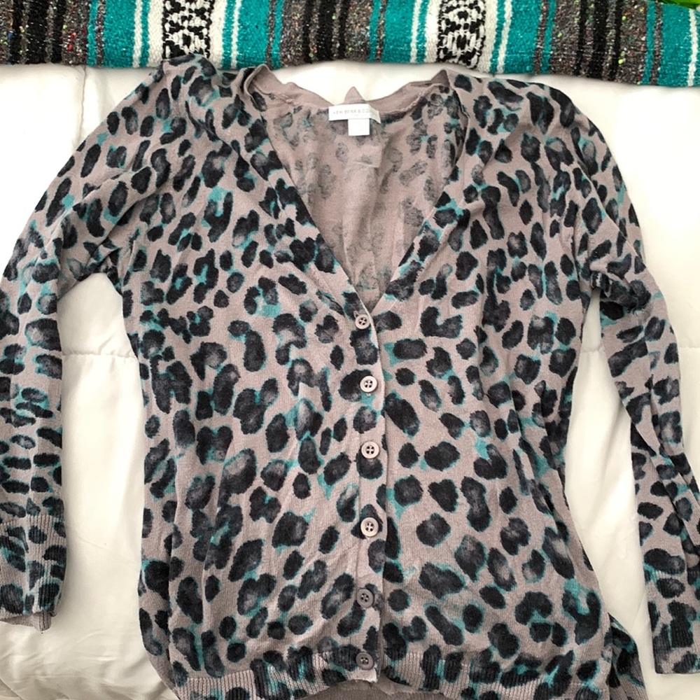 New York & Company Grey Cheetah Print Cardigan Top Size M